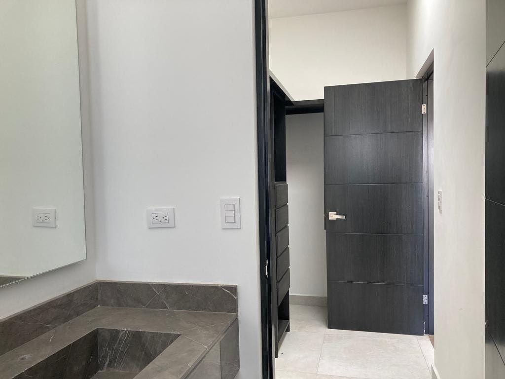 23 de 24: Baño y vestidor