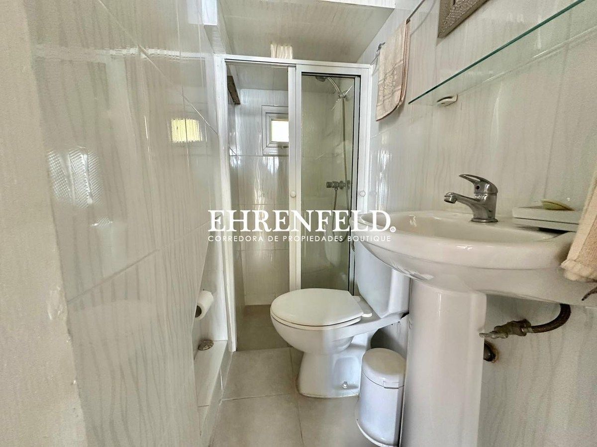 26 de 41: Baño de visitas.