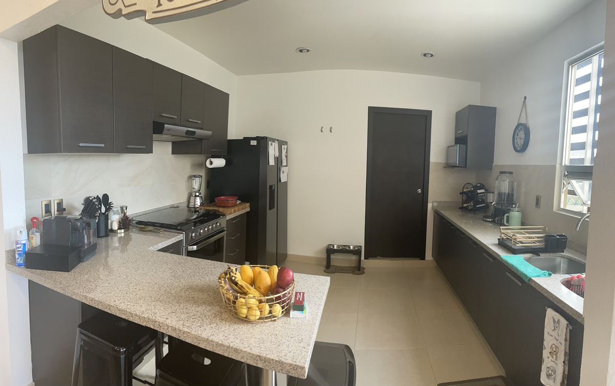 13 de 30: Amplia cocina con barra desayunador.  Al fondo área de lavad