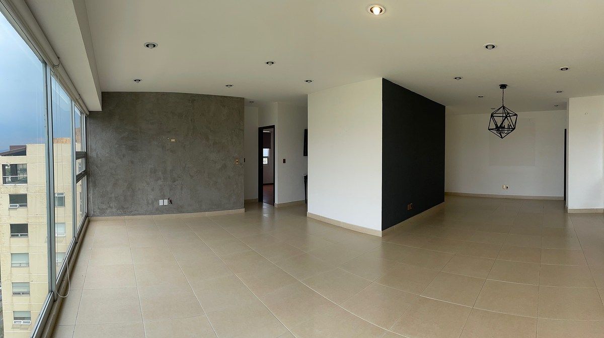 26 of 26: Estancia, muy amplia, sin mobiliario.