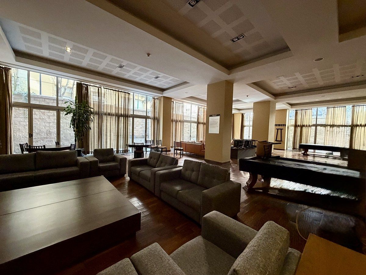 19 de 22: Salón de adultos