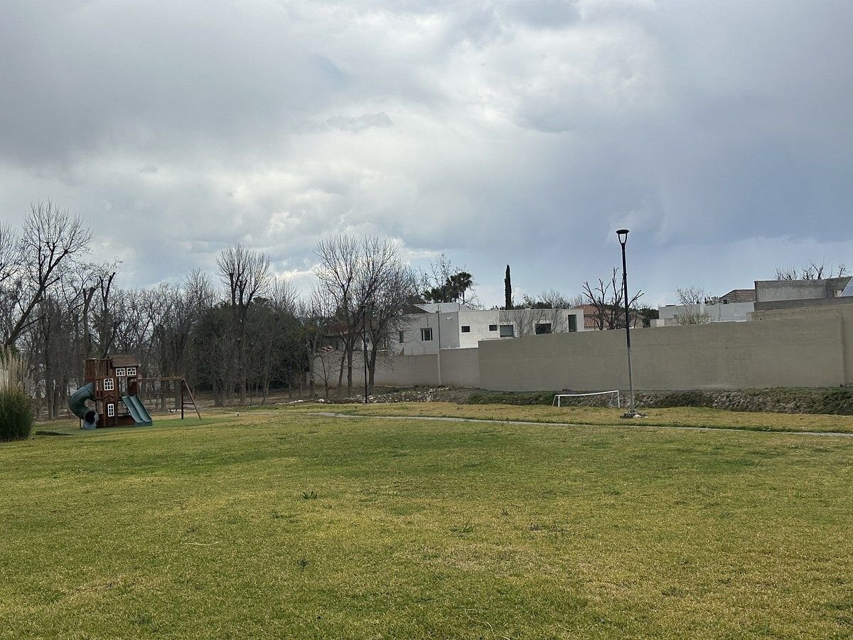15 of 43: AREA VERDE Y JUEGOS
