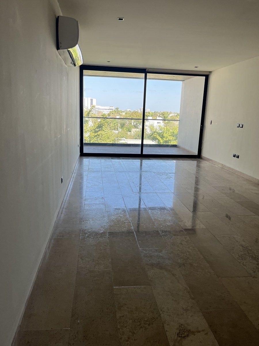 6 de 19: Sala comedor con doble persianas y AA