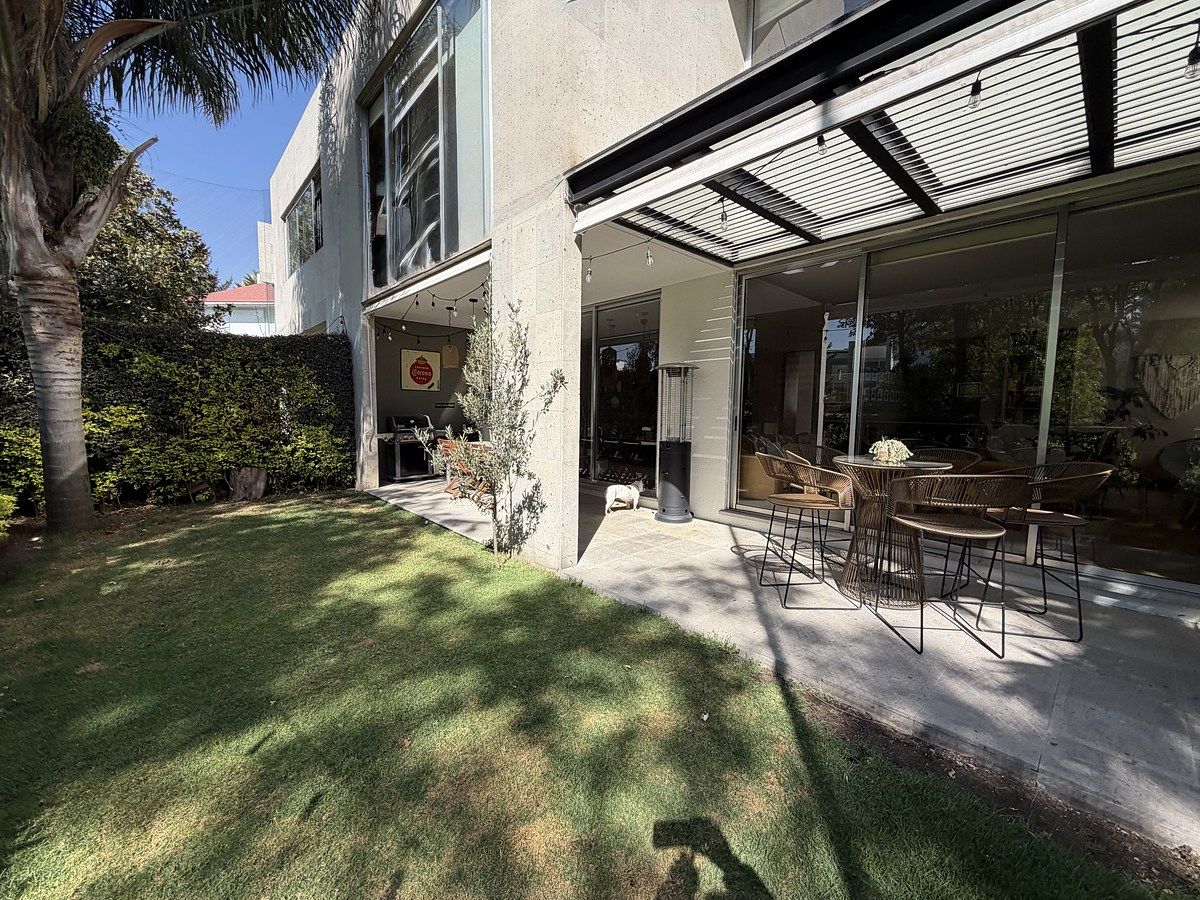 2 de 35: Jardín privado con terraza