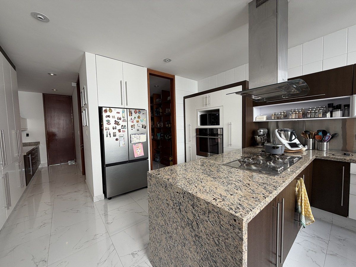 11 de 35: Cocina con barra de granito tu despensa