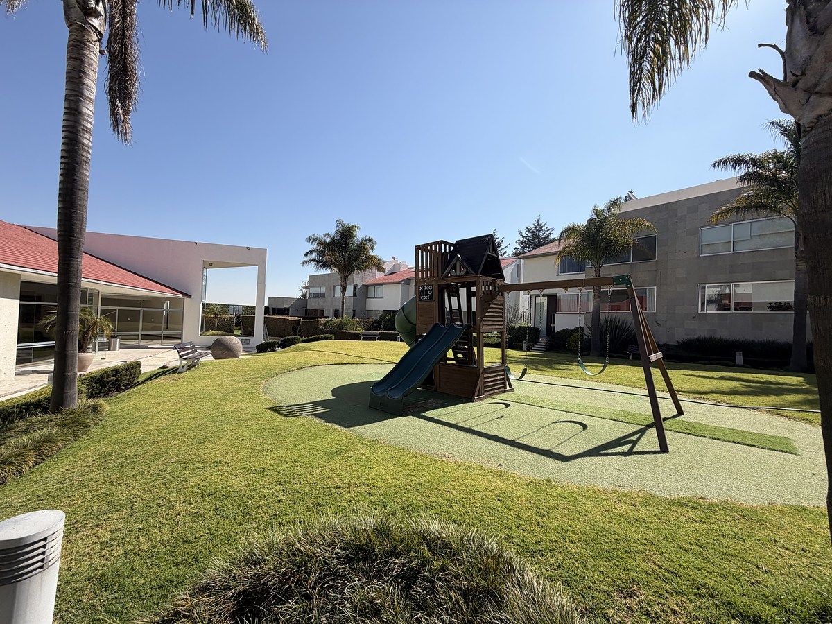 30 de 35: Área común con juegos infantiles