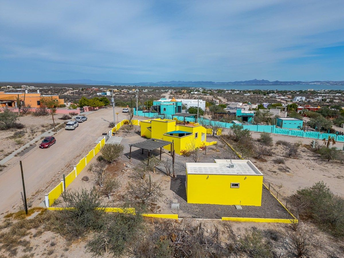 1 of 22: Vista aerea de la propiedad