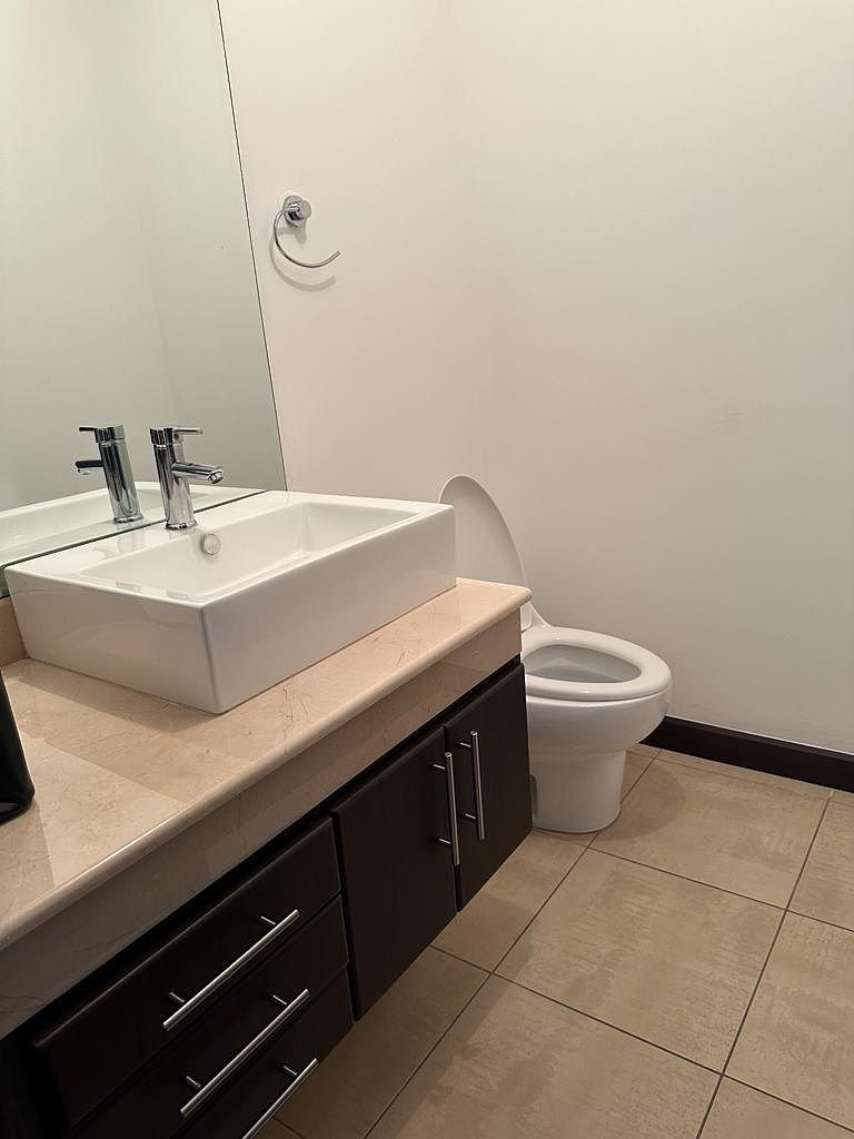 3 de 17: Baño Visitas