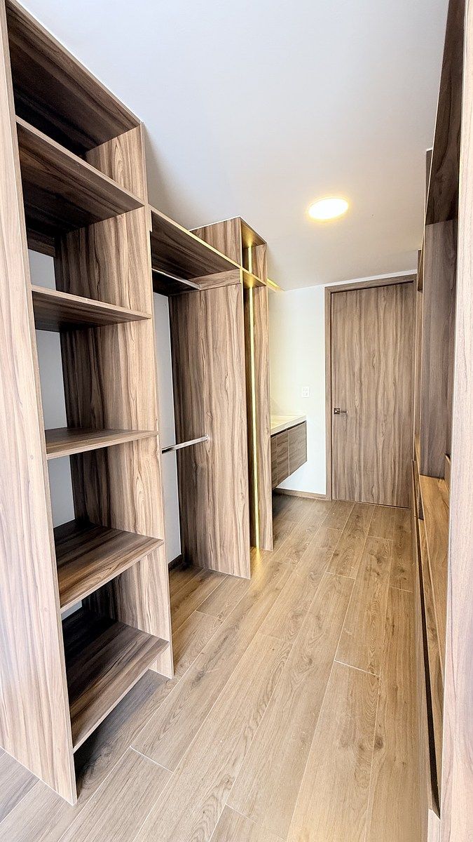 8 de 26: Vestidor recámara principal