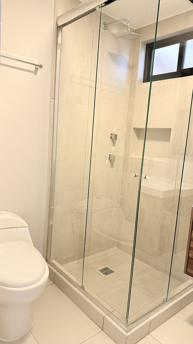 16 de 26: Baño Visitas y recámaras secundarias