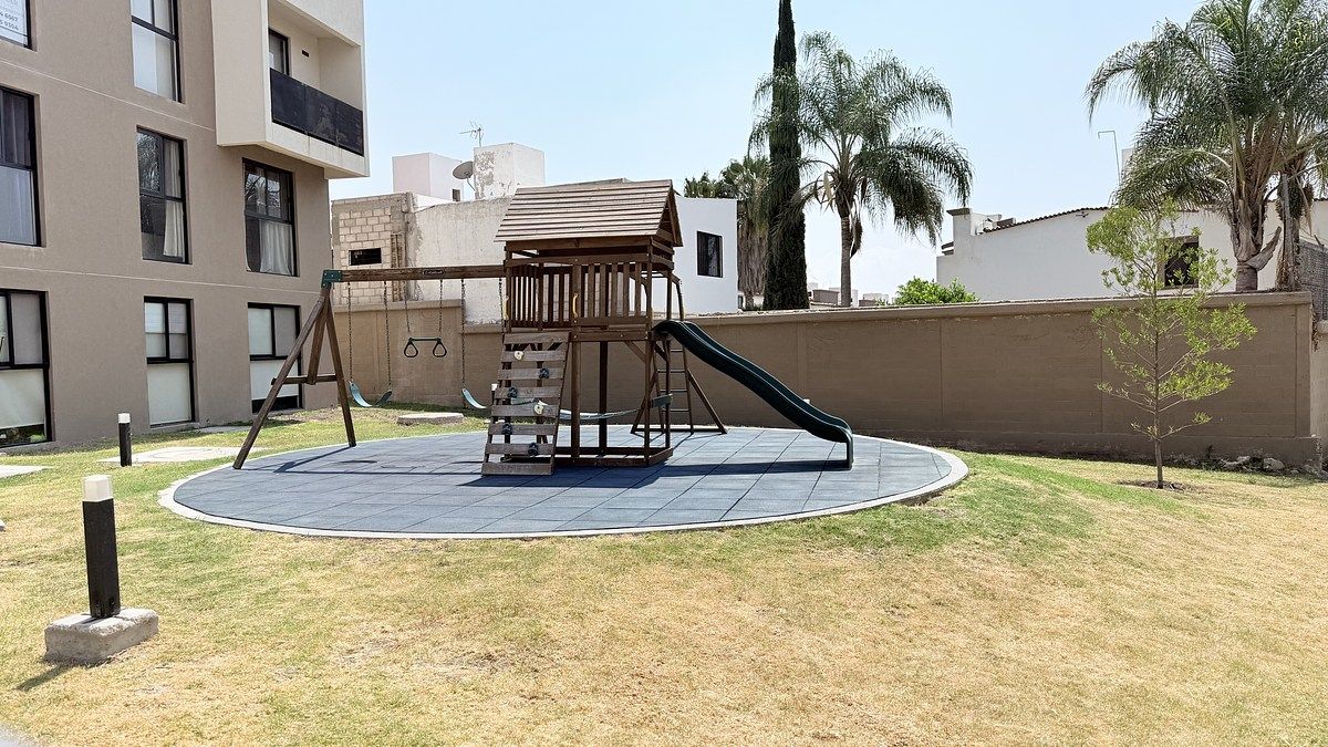 26 de 26: Área juegos infantiles condominio