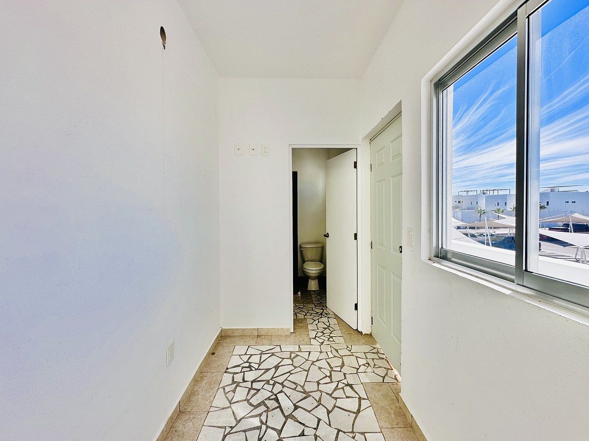 19 de 24: Estudio/Bodega con Baño Completo