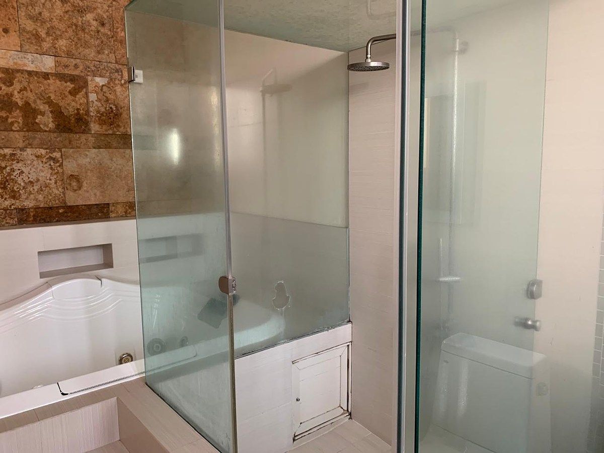 7 de 14: Baño con jacuzzi