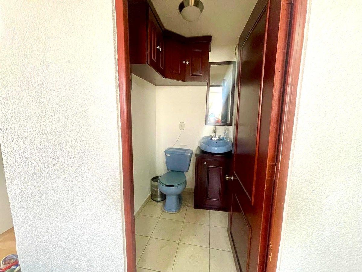 26 de 28: Medio baño