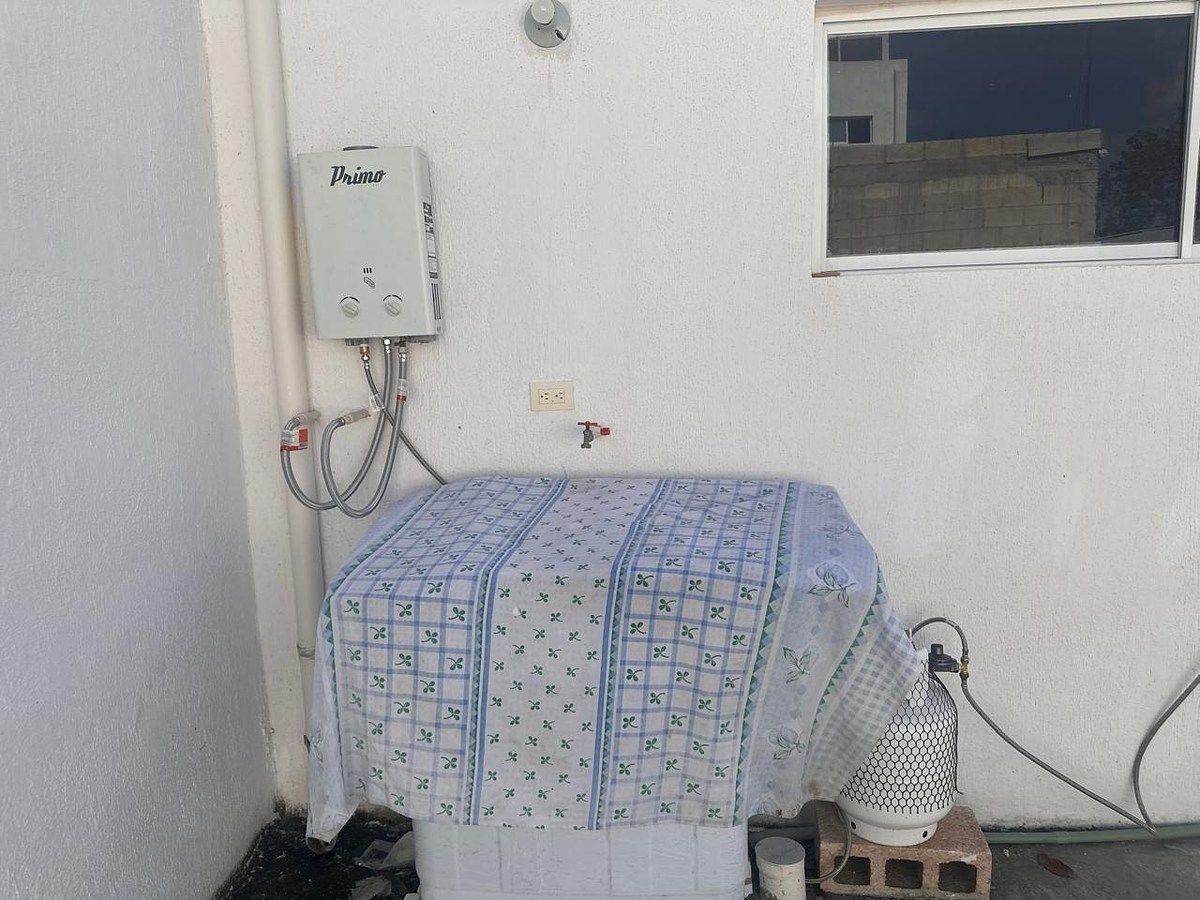 24 de 25: Lavadora, calentador eléctrico y tanque de gas.