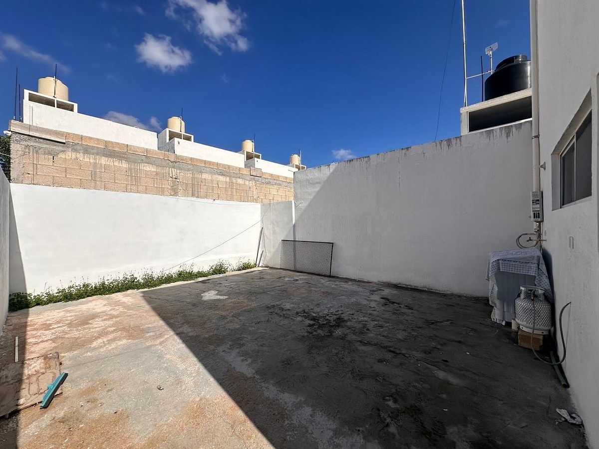 25 de 25: Amplio Patio con lavdora, calentador y tanque de gas