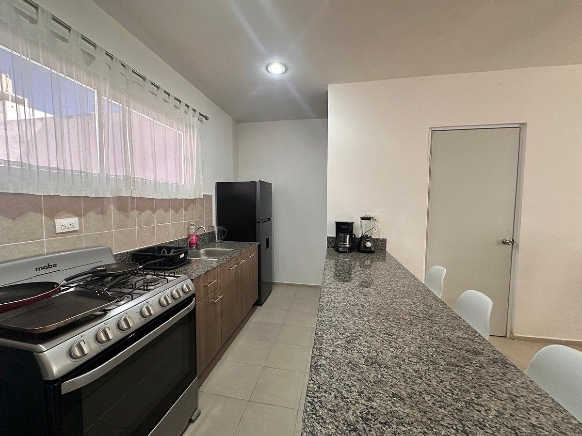 8 de 25: Cocina equipada con estufa, refrigerador, alacena, gavetas