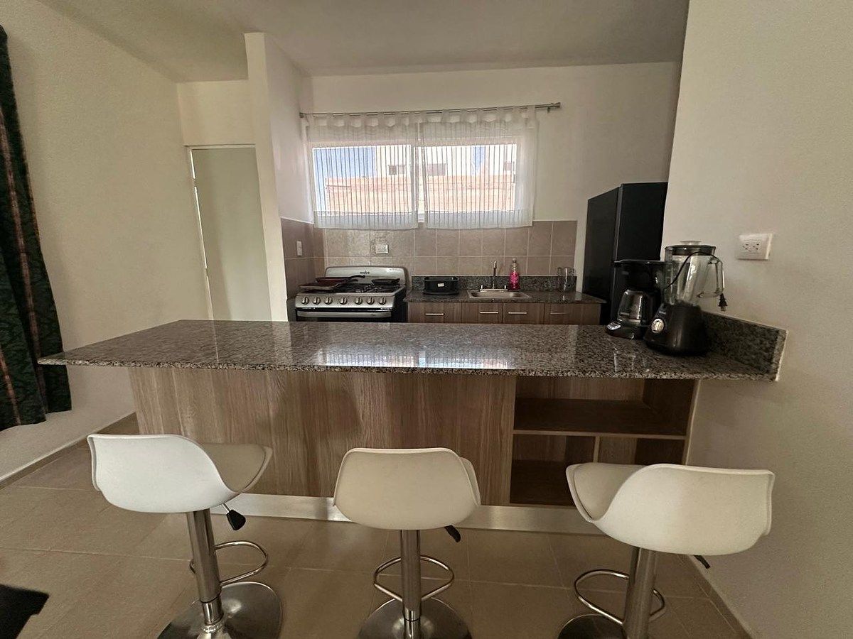 12 de 25: Barra desayunadora con sillas