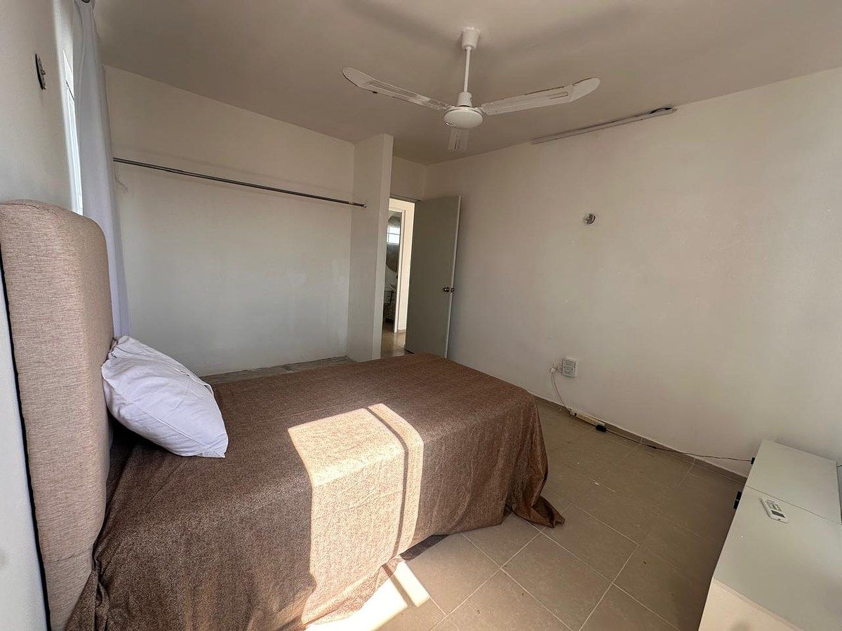 19 de 25: Recámara 2 con cama, aire acondicionado, ventilador y closet