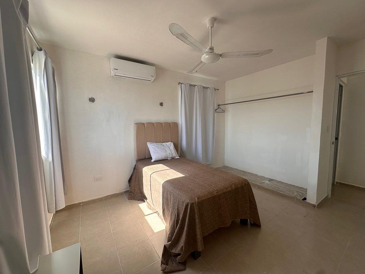 20 de 25: Recámara 2 con cama, aire acondicionado, ventilador y closet