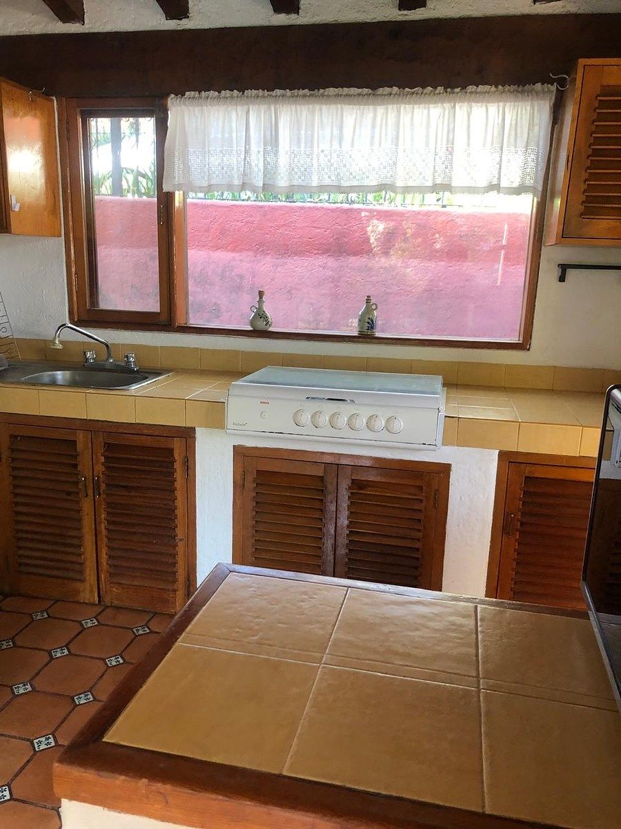 13 of 18: cocina equipada