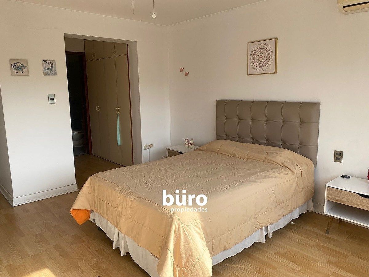 9 de 13: Dormitorio con baño incorporado