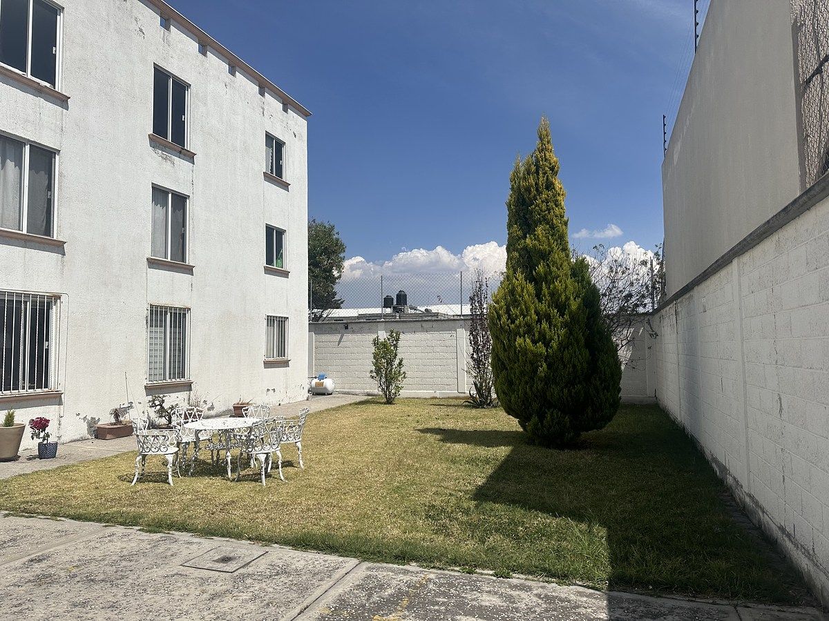 Departamento en planta baja Metepec con jardín