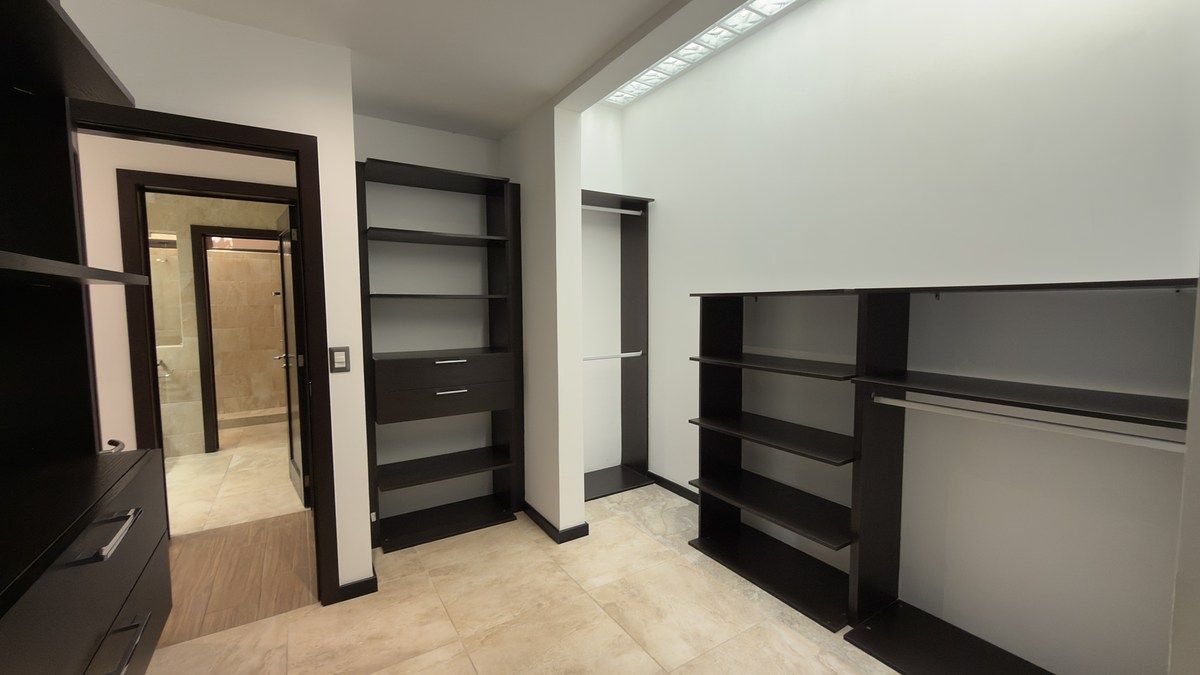 12 de 21: Walkin closet Master