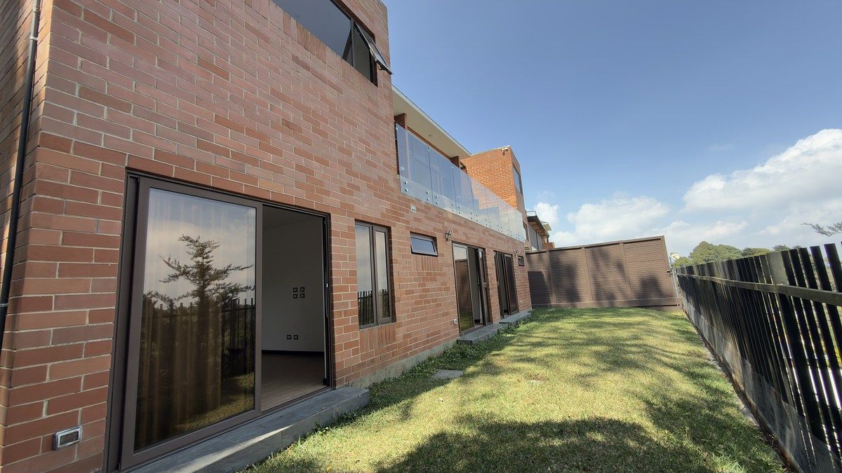 17 de 21: Fachada Posterior con jardin