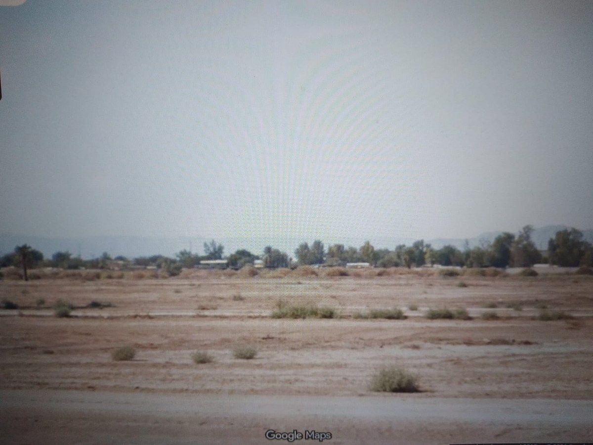 4 of 11: Terreno completamente plano con servicios de agua, luz