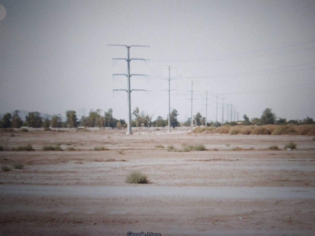 5 of 11: Terreno completamente plano con servicios de agua, luz