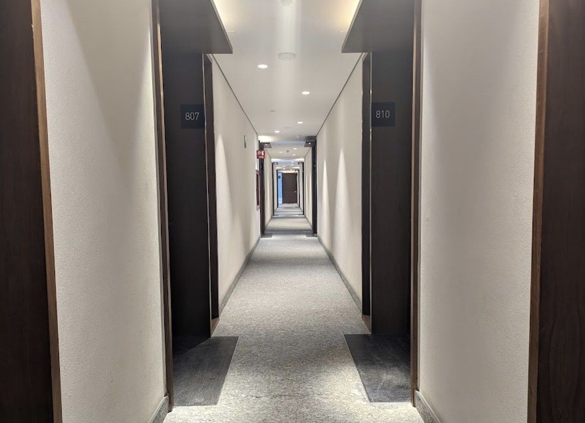 8 de 14: Pasillo de acceso a oficinas