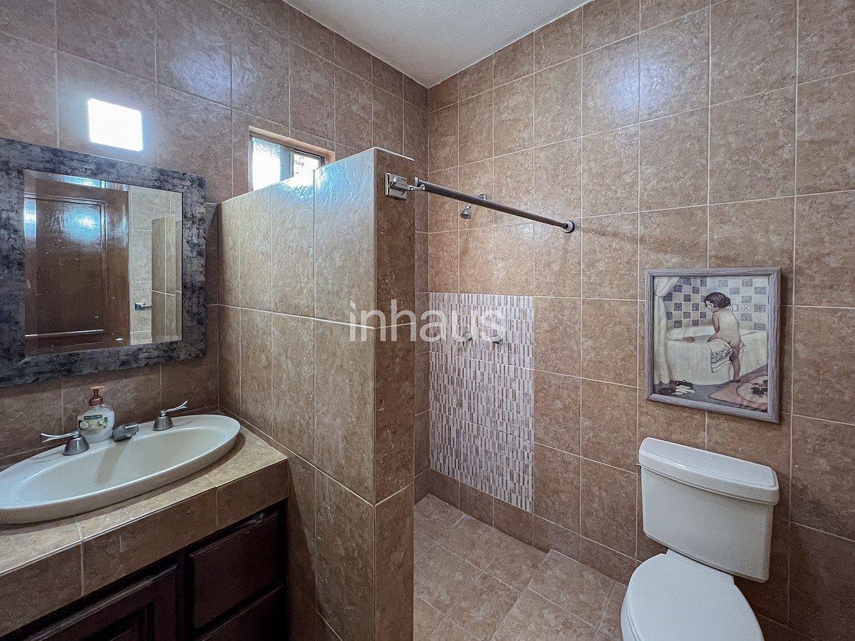 8 de 29: BAÑO COMPLETO COMPARTIDO