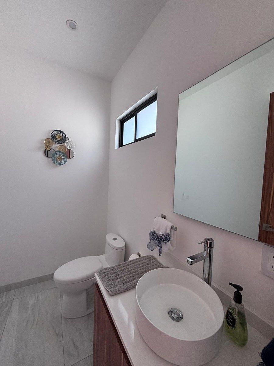 6 of 18: Medio Baño PB