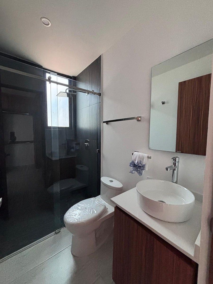 14 of 18: Baño Completo Secundario