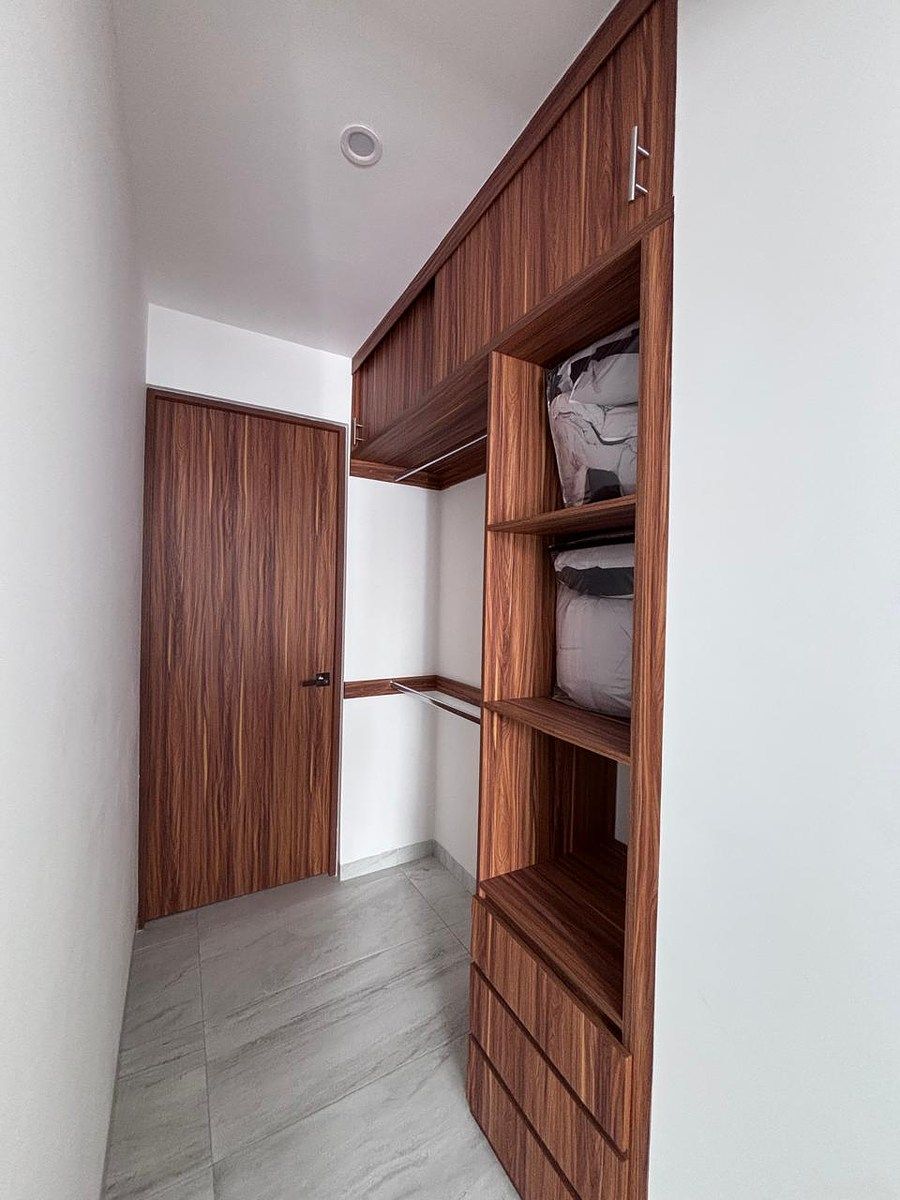 13 of 18: Ropero Secundario