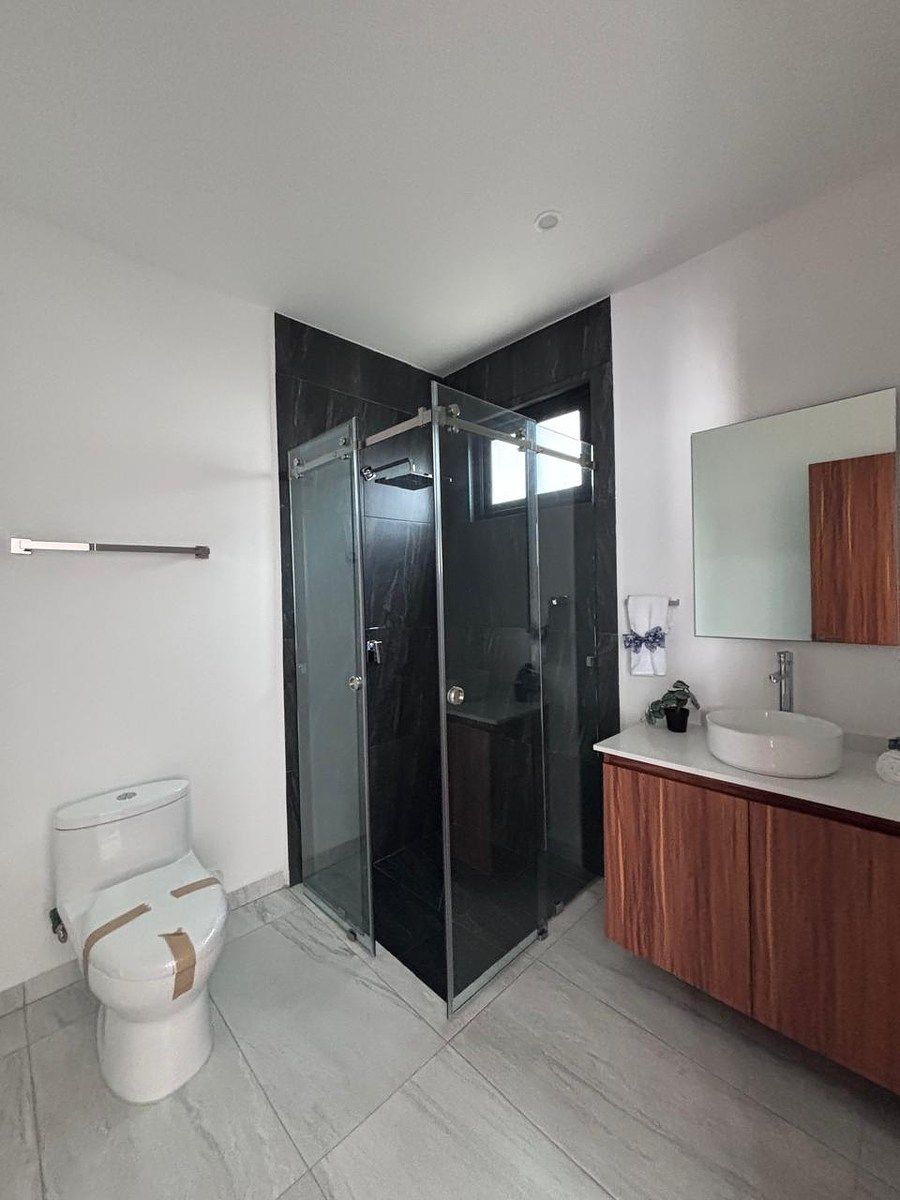 11 of 18: Baño Completo Principal