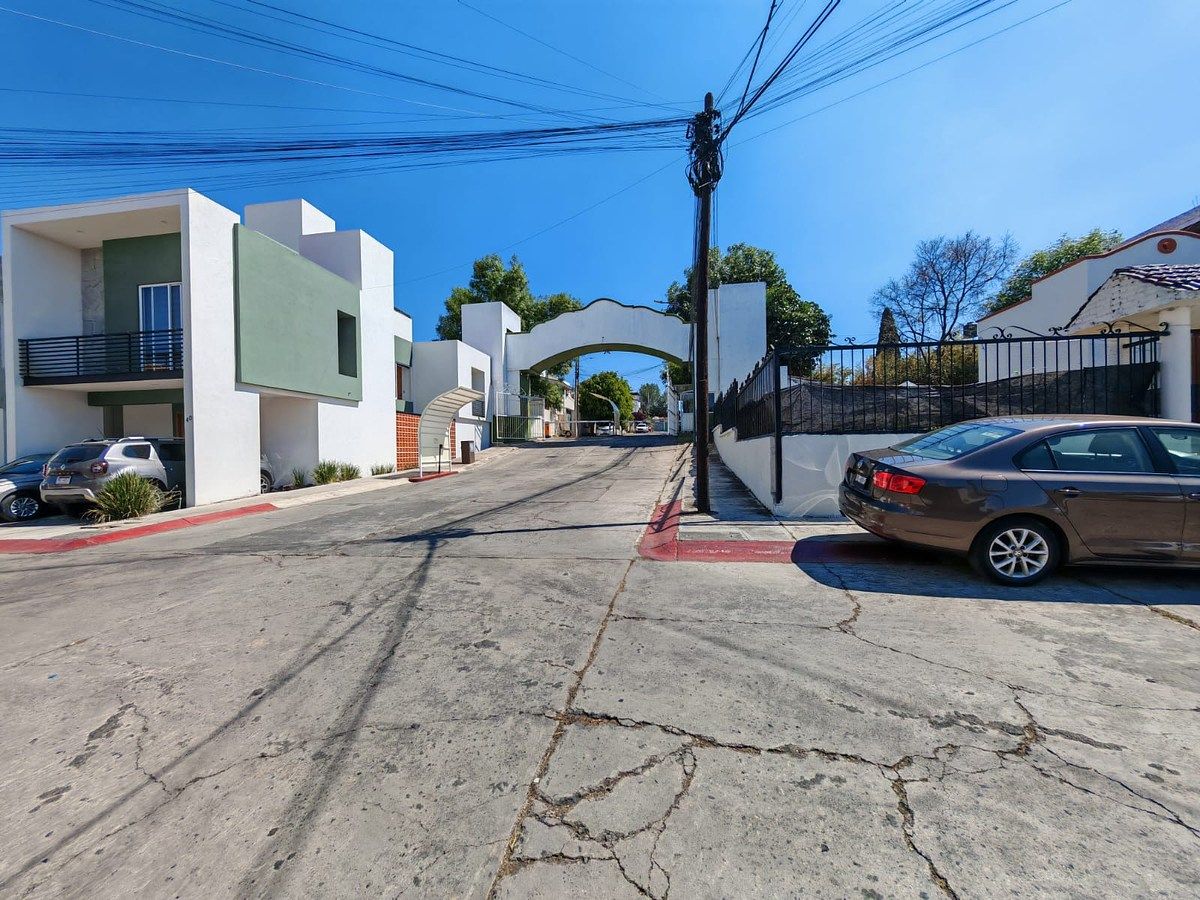 3 de 23: Acceso principal de fraccionamiento