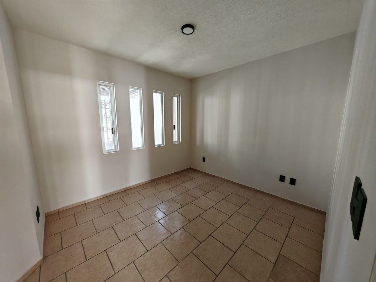 11 de 23: Espacio de estudio o recamara planta baja