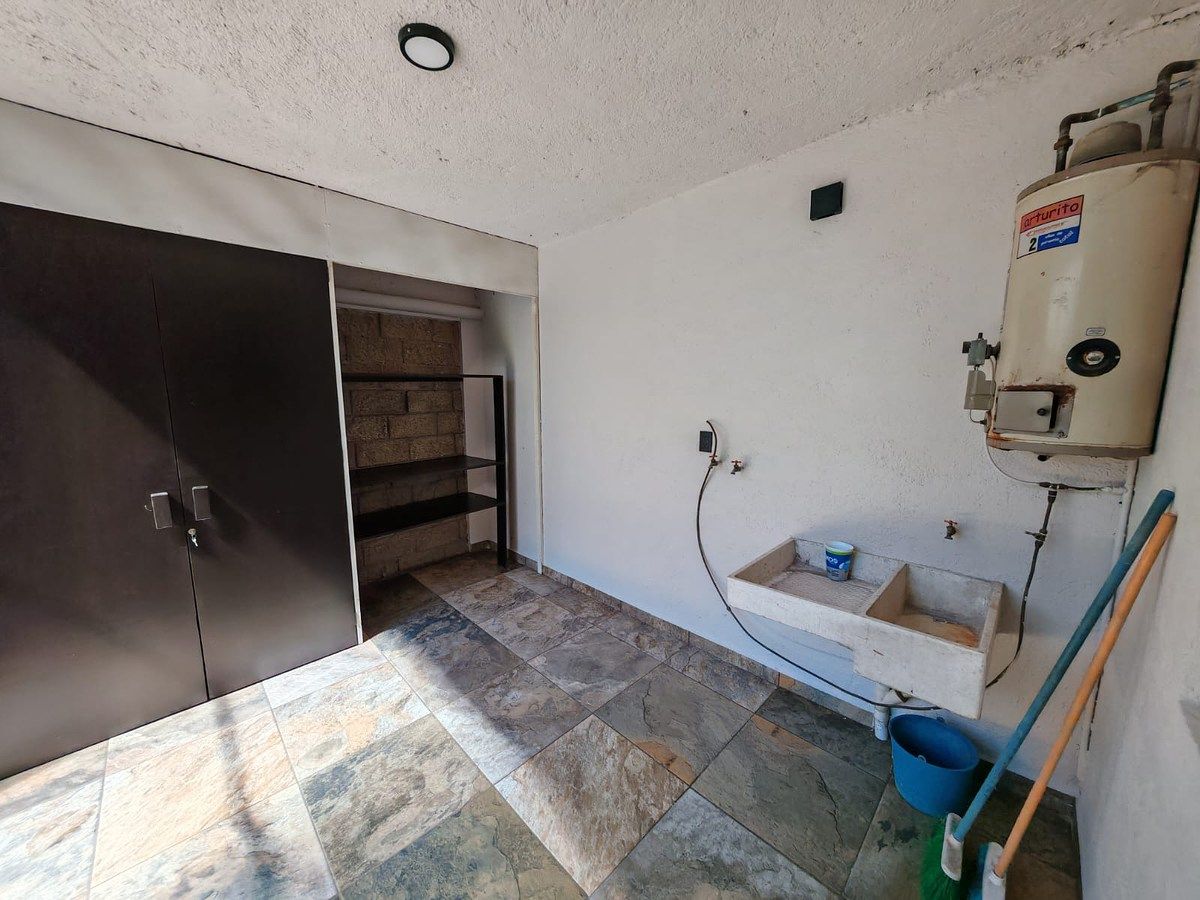 14 de 23: Patio de servicio