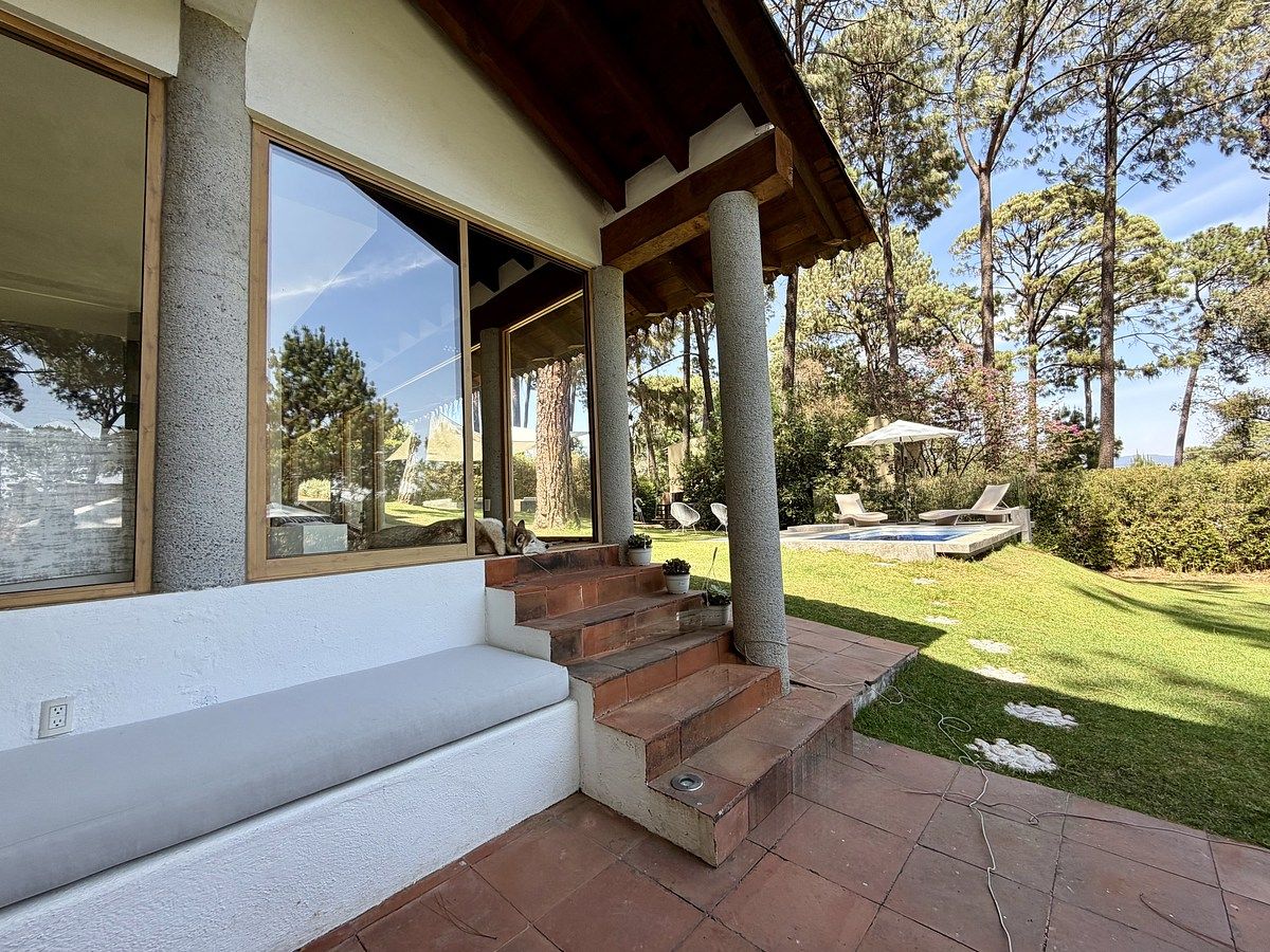 17 de 23: Area compartida de comedor exterior y cojines