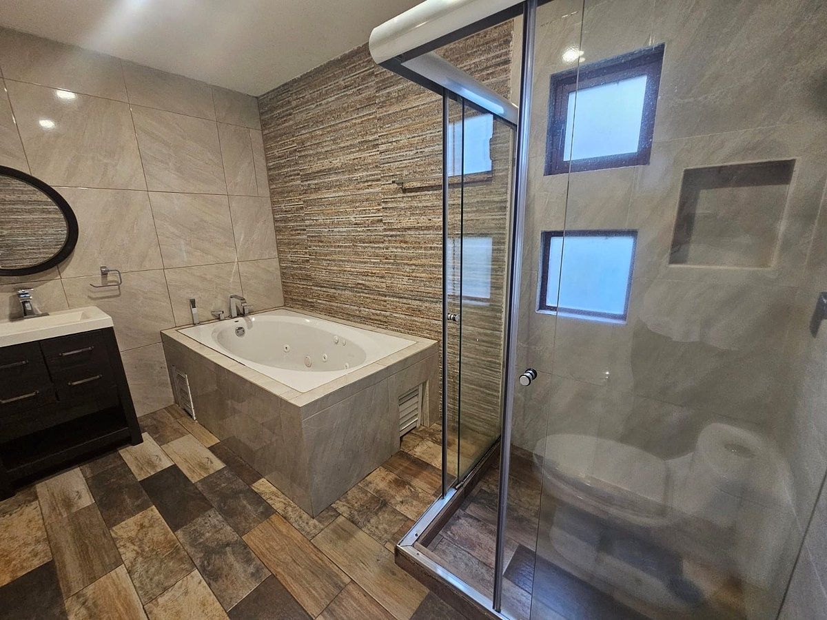 28 de 44: Baño recámara principal