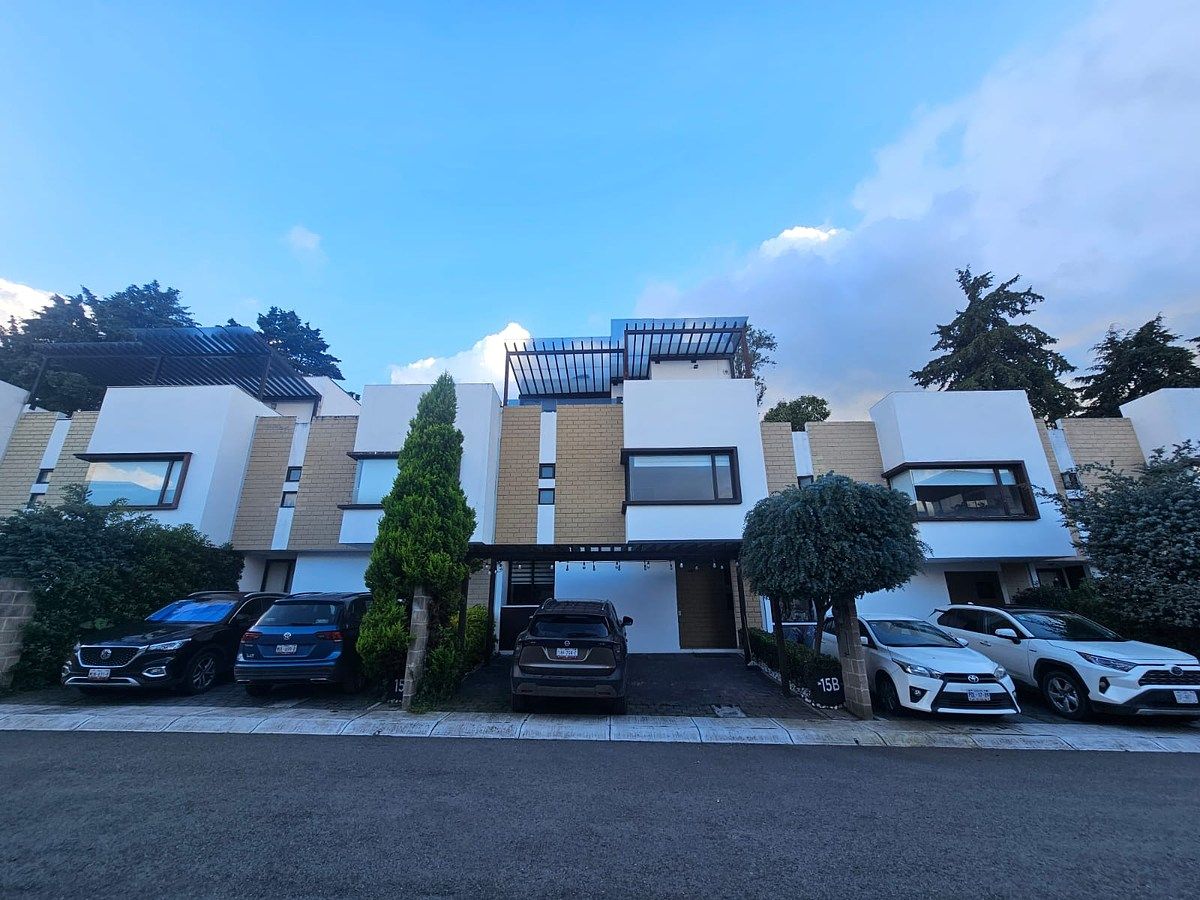 35 de 44: Fachada principal