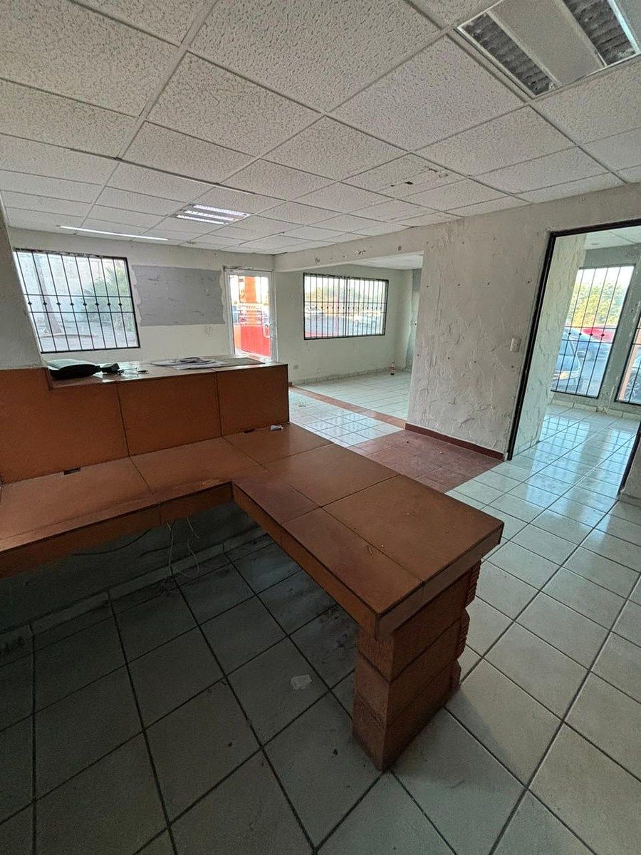 6 of 8: Oficna interior