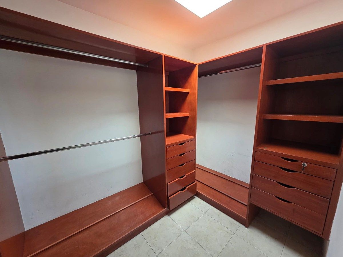 21 de 35: Vestidor recámara principal