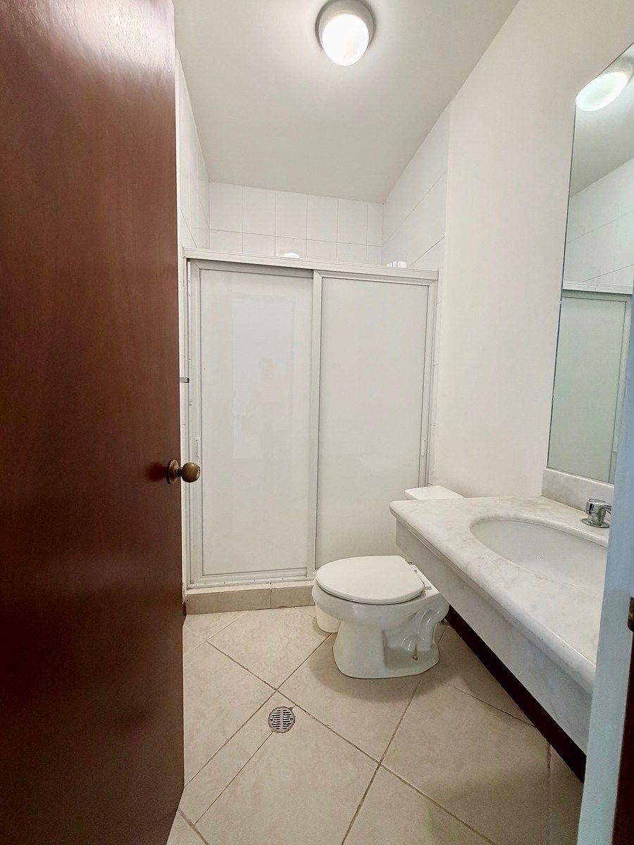 16 de 18: baño cuarto de juegos