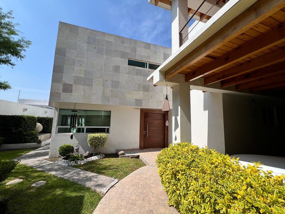 1 de 18: FACHADA INTERIOR DE LA CASA