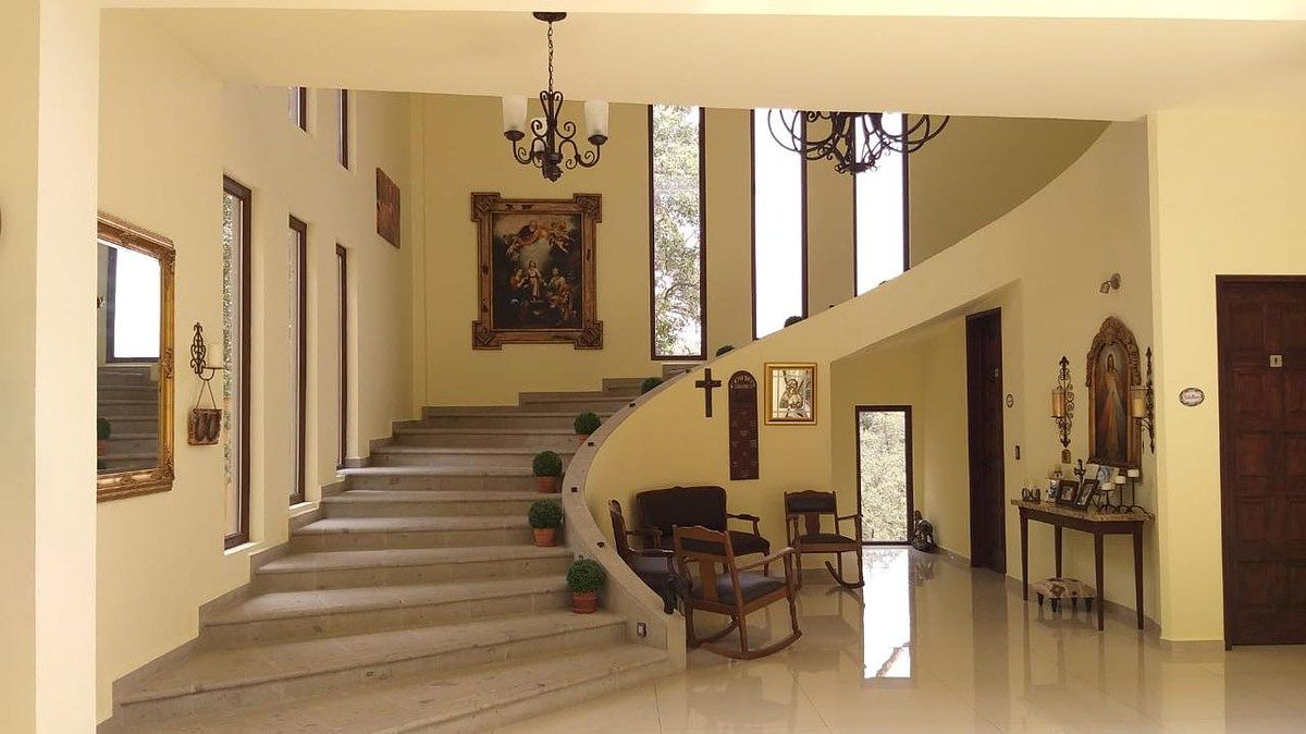 ESPECTACULAR CASA EN CONDOMINIO PRIVADO, VISTA AL BOSQUE ZONA ESMERALDA - foto 2
