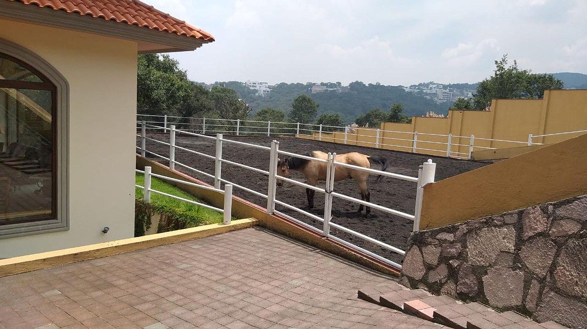 ESPECTACULAR CASA EN CONDOMINIO PRIVADO, VISTA AL BOSQUE ZONA ESMERALDA - foto 3