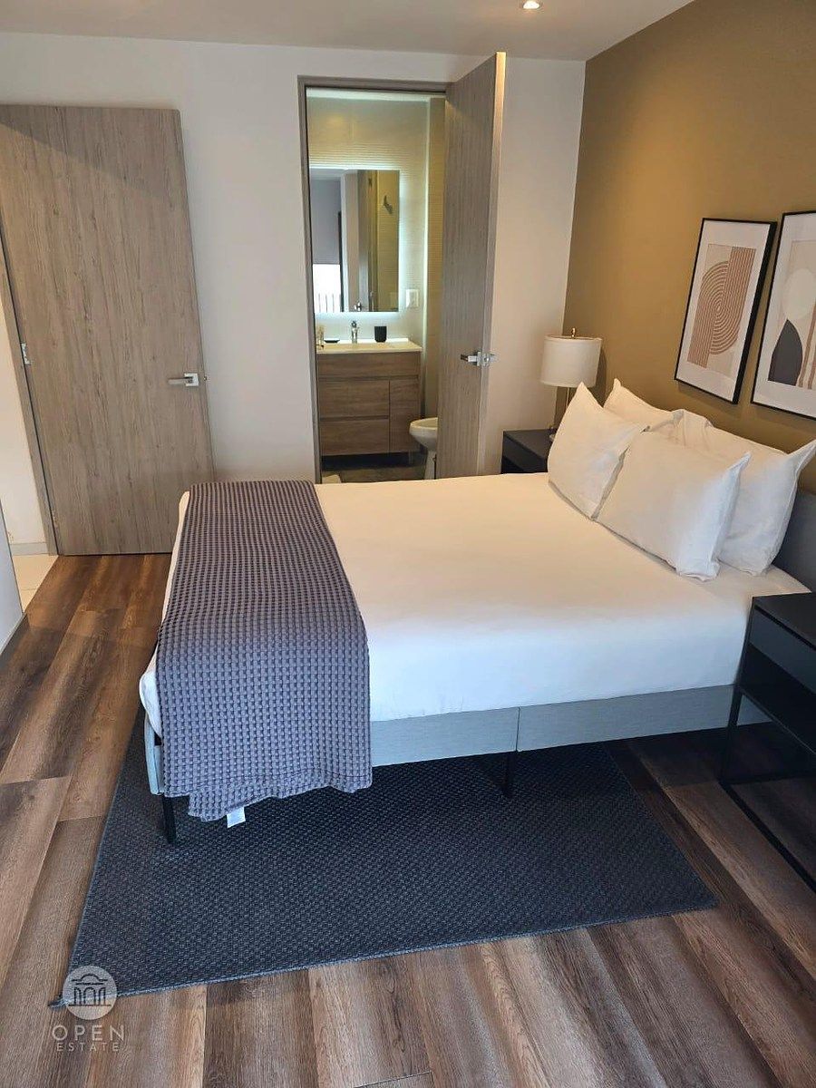 7 of 20: Recamara principal con closet y balo